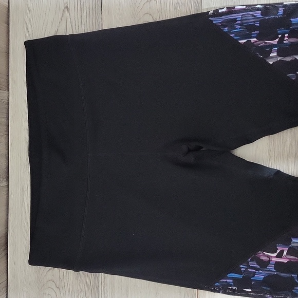 🛍Fabletics Womens Medium Salar Statement Powerhold Black Capri Leggings Active - Picture 5 of 7